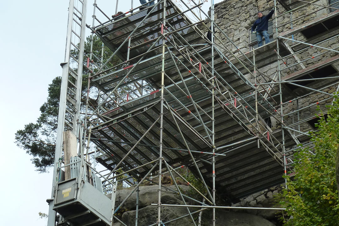 Gerüst mit Aufzug - Sanierung Burganlage Berg Oybin